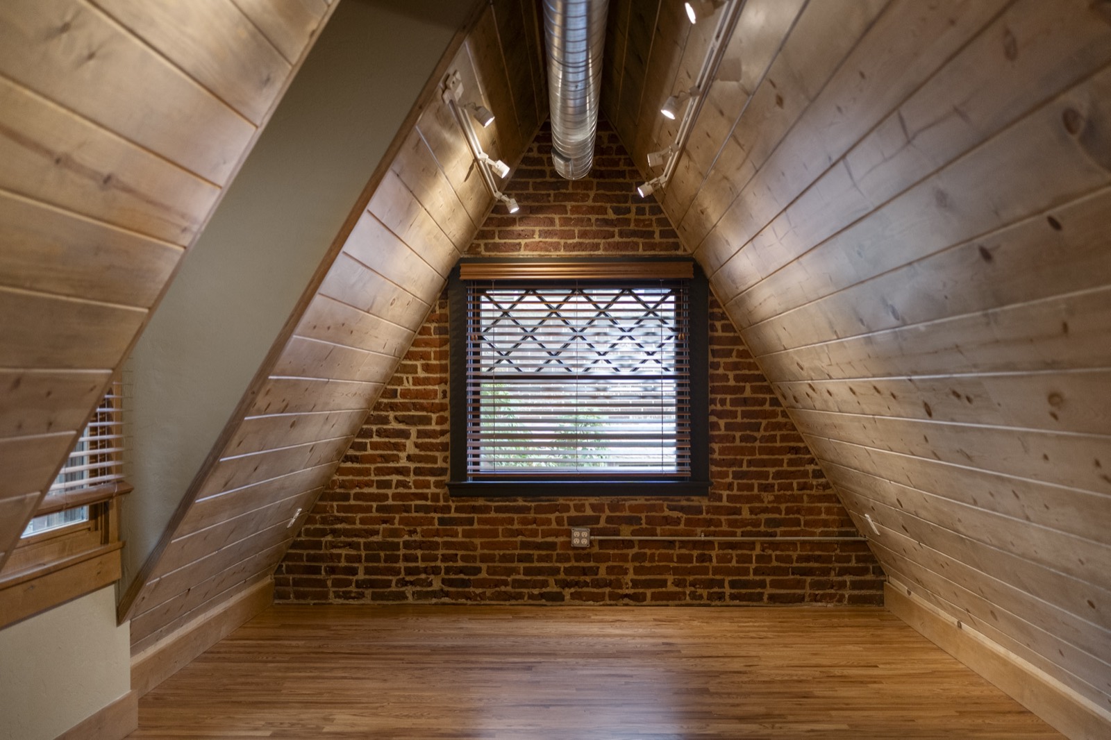 Wood and Light: Peabody Whitehead Mansion, Unit 300